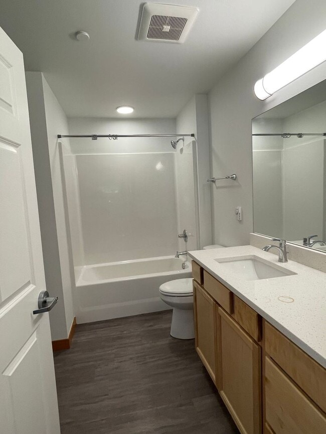 Building Photo - PRELEASING: 3 bdrm/1 bath Top Floor Unit Near WWU and Downtown!