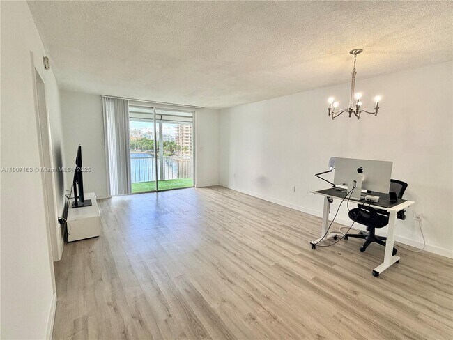 Building Photo - 2999 Point E Dr