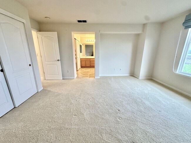 Building Photo - Coming Soon! Charming 3-Bedroom Hamilton Home