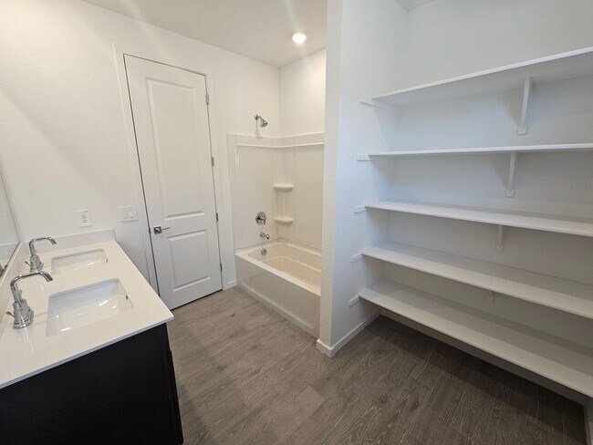 Building Photo - Beautiful new build w mountain views