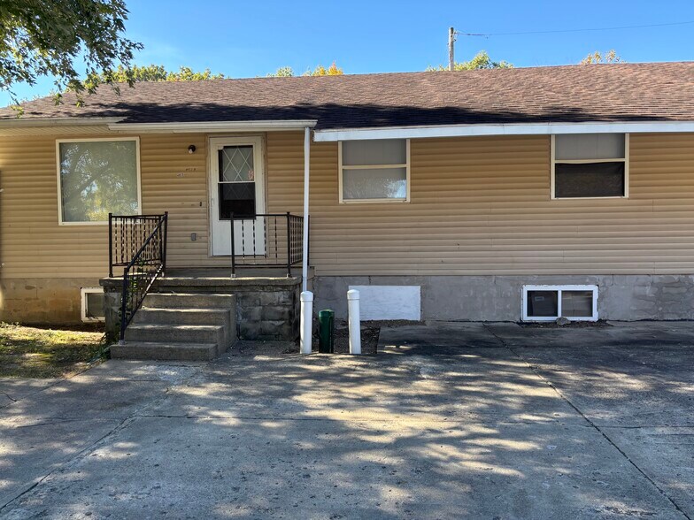 Building Photo - 4937 N River Rd