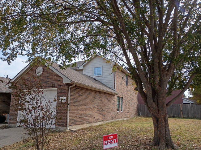 Building Photo - 611 W Walton Way