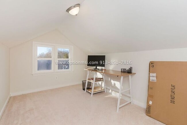 Building Photo - Charming, impeccably clean and maintained ...
