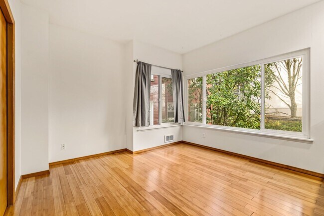 Building Photo - 1 Bedroom Apartment Next To Cal Anderson Park! *Utilities and Garage Parking Included!*
