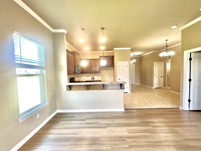 Building Photo - For Rent: 4 Bed | 2 Bath | Spacious Yard |...