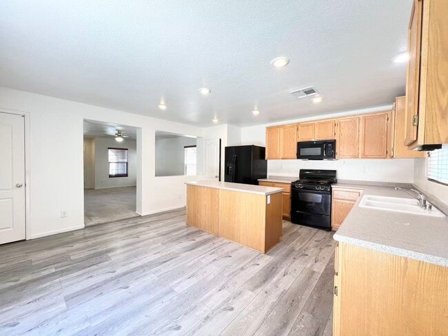Building Photo - 11143 Ranch Valley St