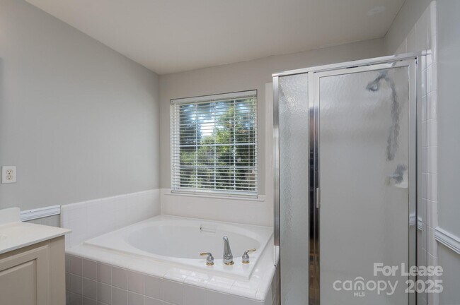Building Photo - 604 Queenswater Ln