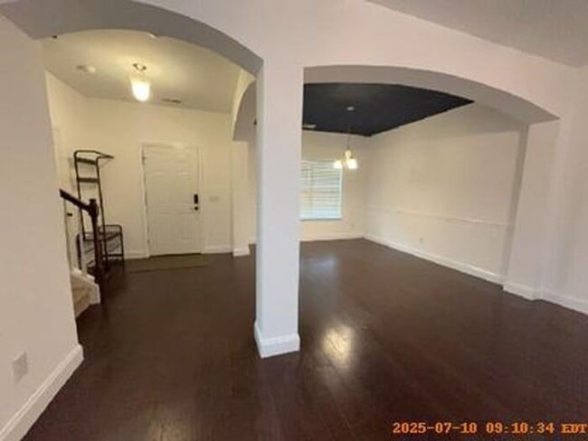Building Photo - Lexington Living Oasis