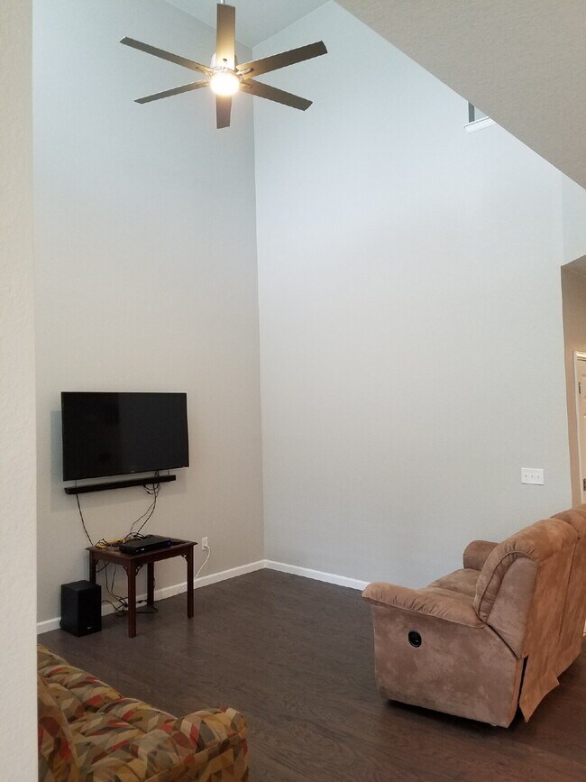 Building Photo - Gorgeous 4-Bed 3.5-Bath Home in Dayton Triangle!