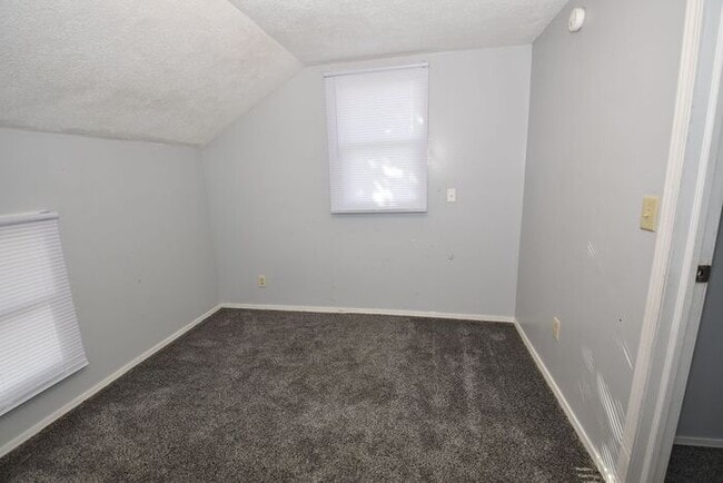 Building Photo - Elkhart 3 bedroom and 2 full baths