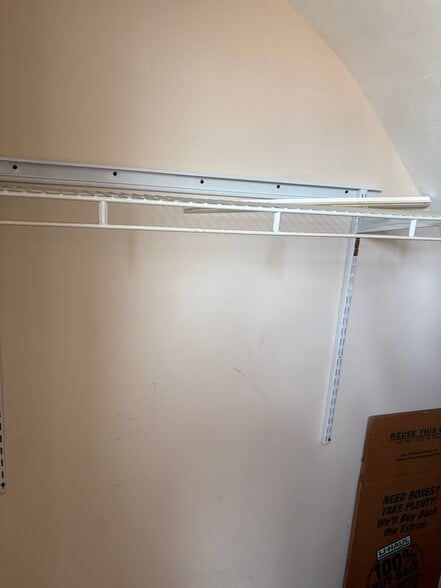 Building Photo - 1515 W Wilson Ave