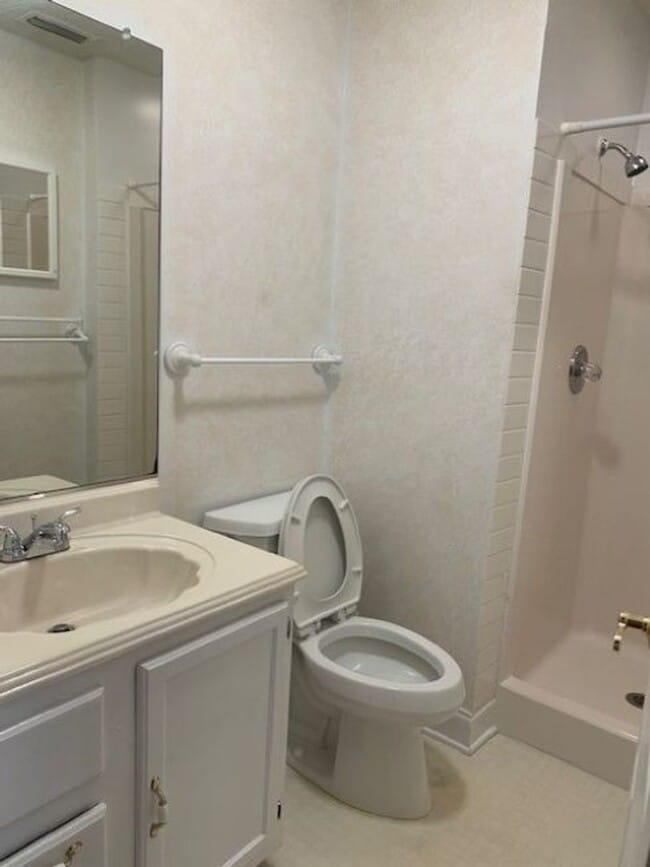 Building Photo - 2 bedroom 2 bath unit- Close to tanglewood!