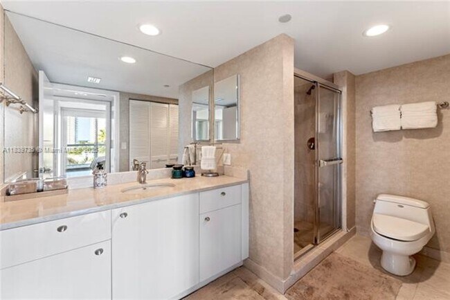Building Photo - 16500 Collins Ave