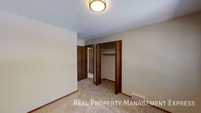 Building Photo - 3 Bed 3 Bath Home in Sioux Falls!