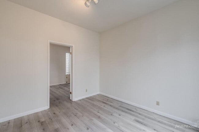 Building Photo - 33a Isis St