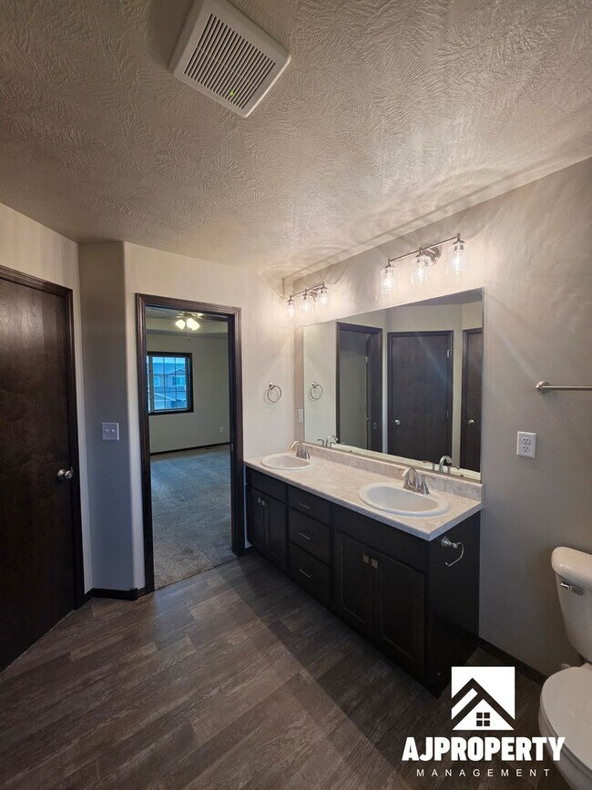 Building Photo - 2542 E Meadowside Pl