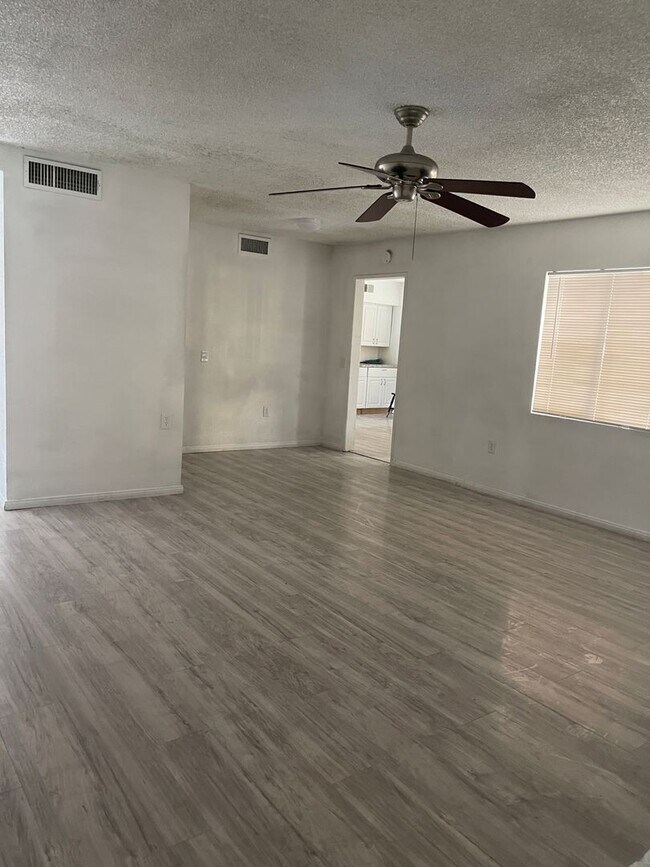 Building Photo - House For Rent