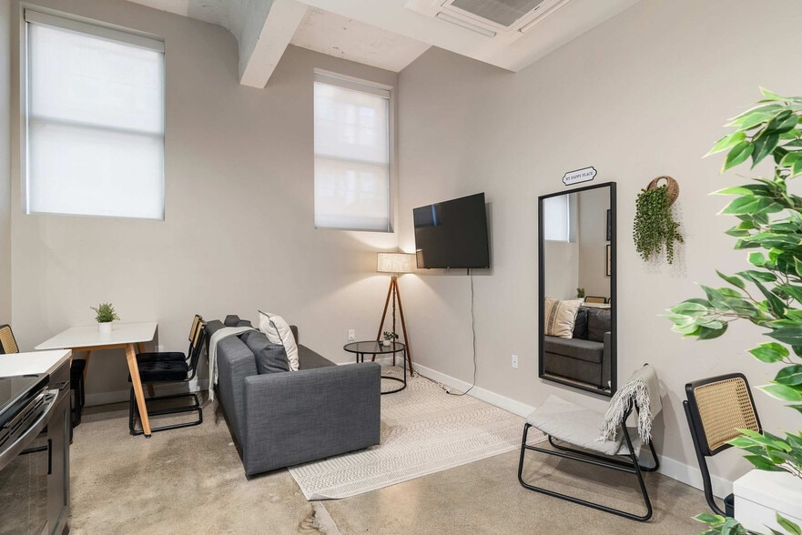 Primary Photo - 205 W 4th St