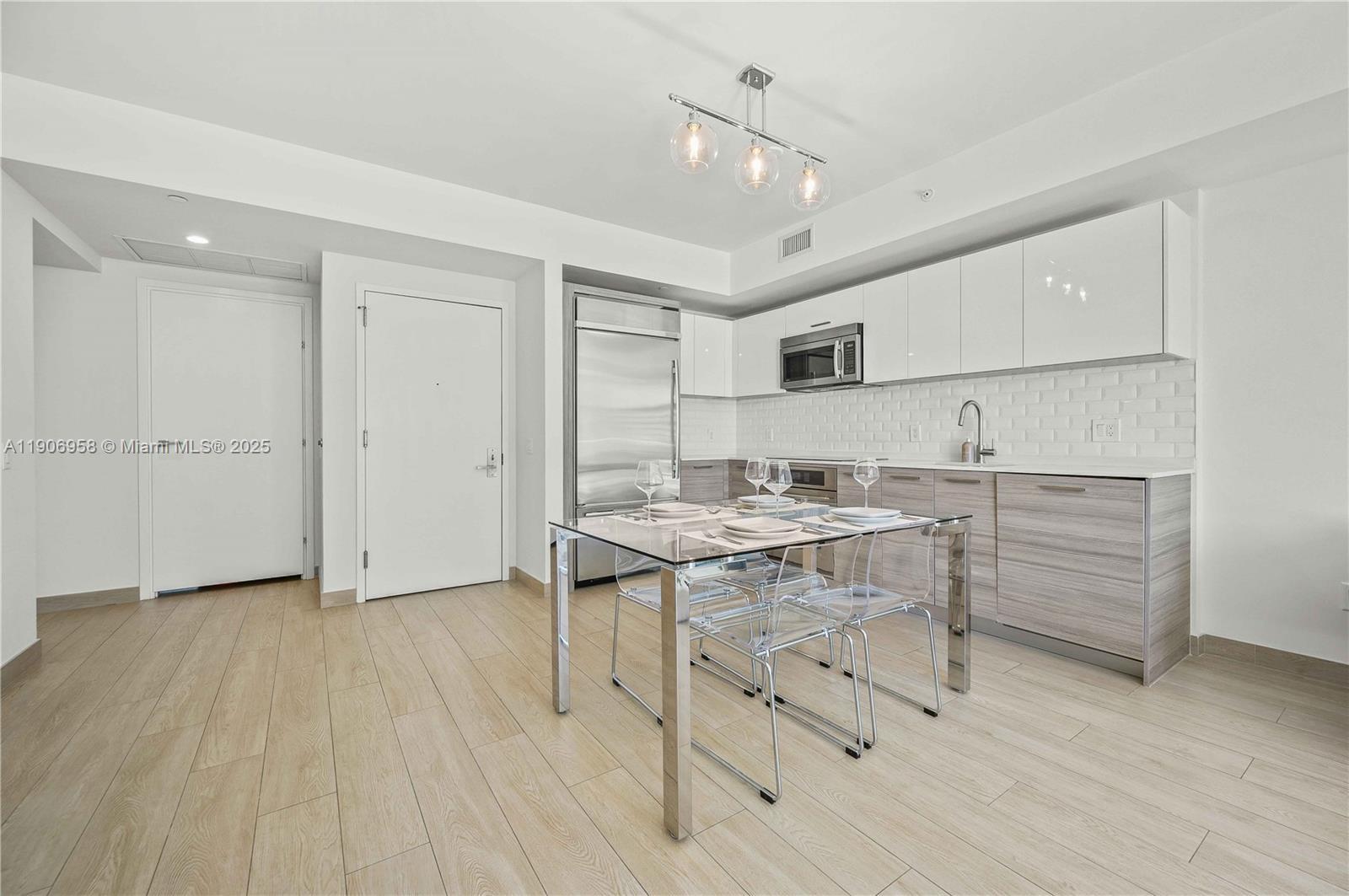 Building Photo - 1300 Brickell Bay Dr