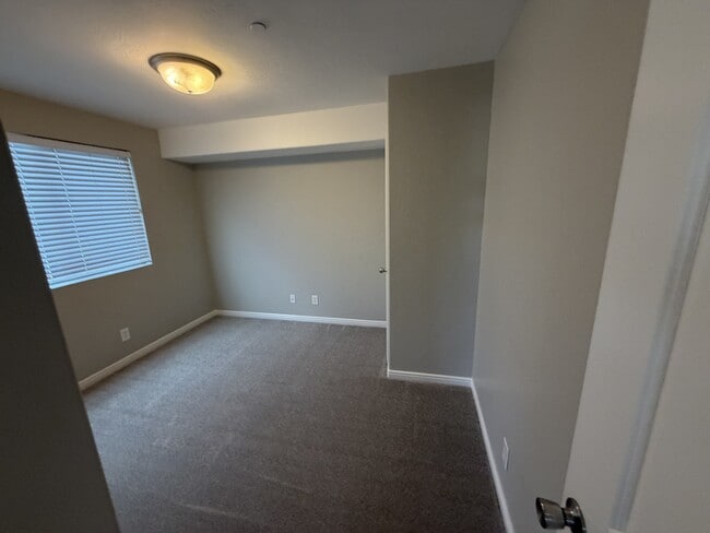 Building Photo - 999 Village River Ln