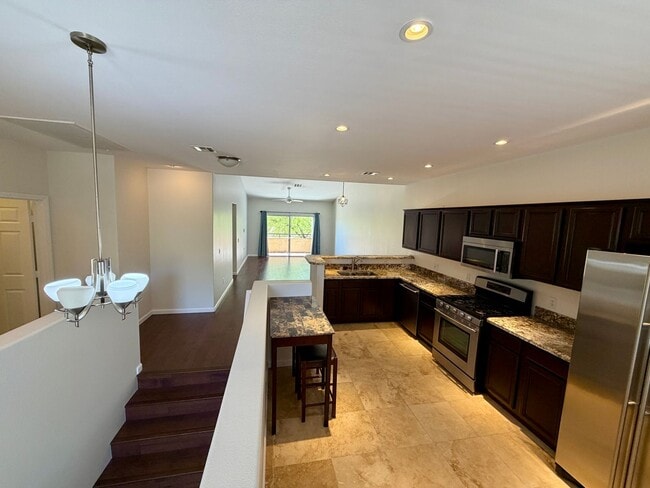 Building Photo - Close to shopping and easy access to Freeway!!!