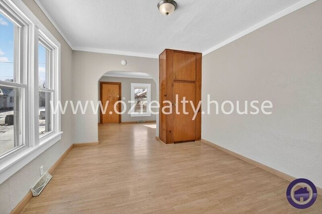 Building Photo - 225 E Weber St