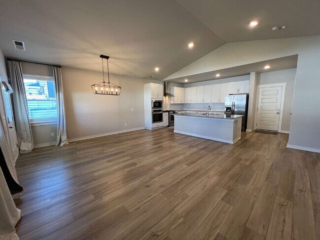 Building Photo - Luxury Living for Lease in Hendersonville!