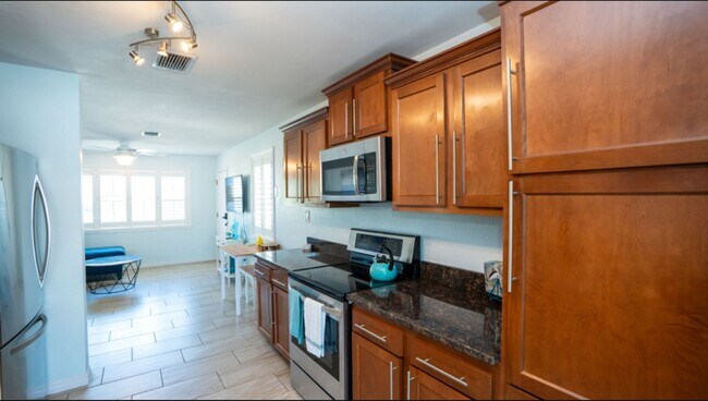 Building Photo - Charming 2 bedroom 1 bathroom beach side home