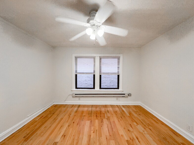 Building Photo - 545 W Wellington Ave