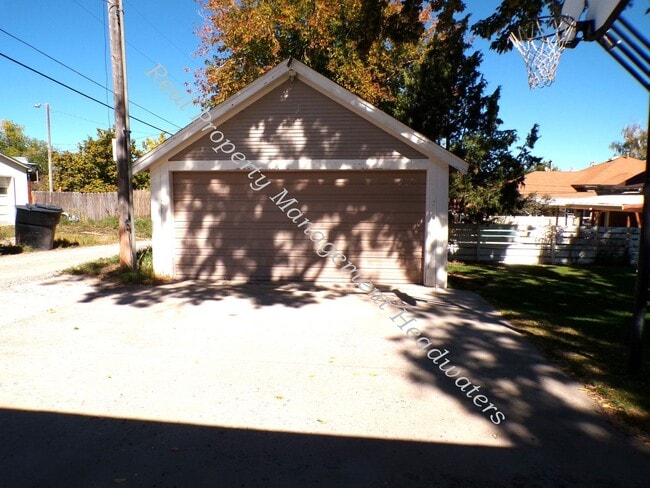 Building Photo - House For Rent