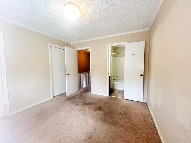 Building Photo - 16 Canterbury Ct