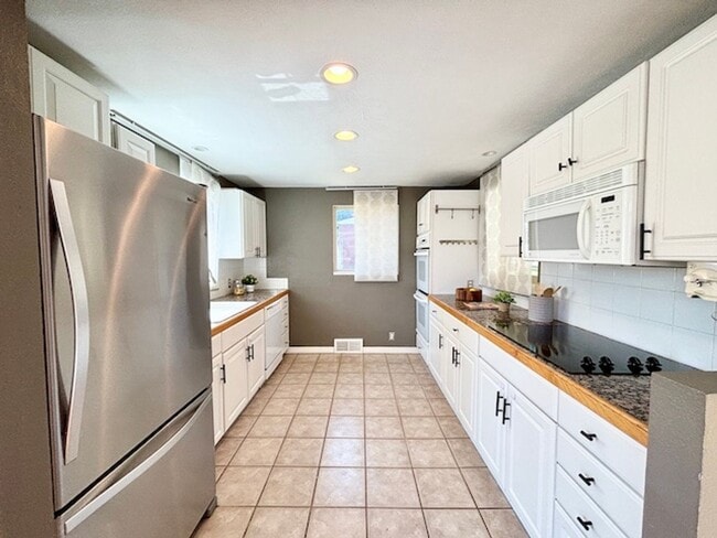 Building Photo - FREE AUGUST RENT!! - Sweet Bungalow in Par...