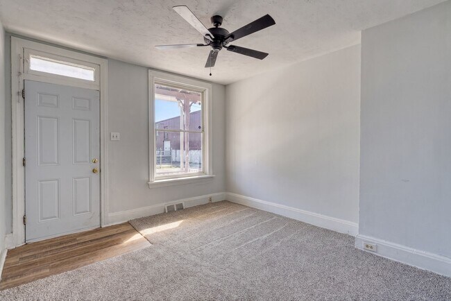 Building Photo - Newly Renovated 3 Bedroom, 1 Bathroom Townhouse