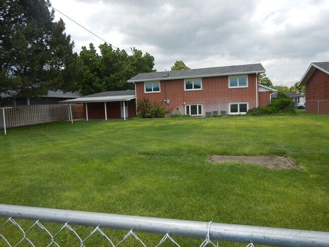 Building Photo - 2214 Anna Ave