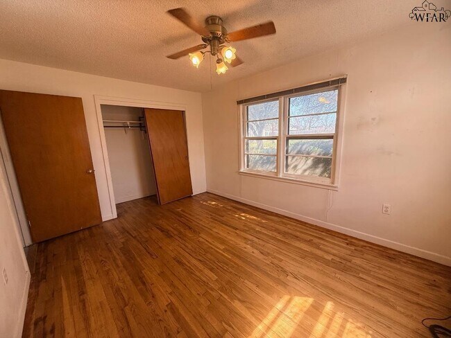 Building Photo - 105 S Mulberry St