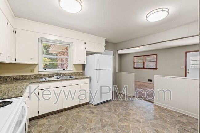 Building Photo - 3301 Westmont Dr