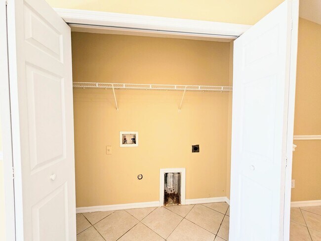 Building Photo - Great 3-bedrooms, 2 baths duplex with new ...
