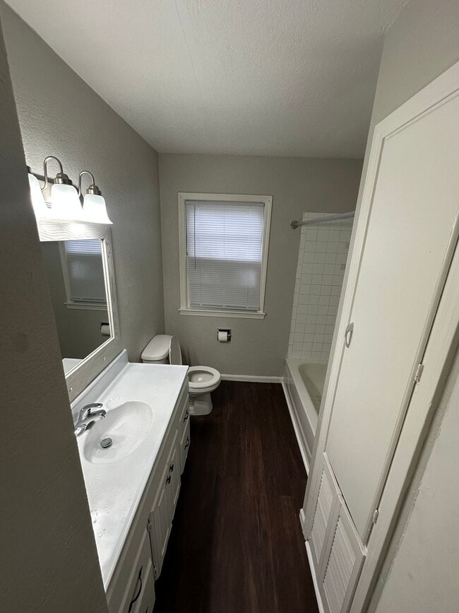 Building Photo - 2 bedroom 1 batg