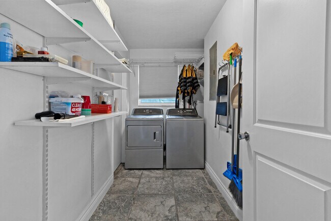 Building Photo - 1418 NE 57th Pl