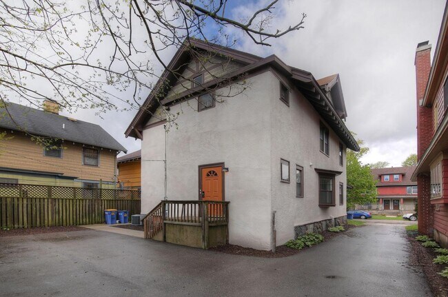 Building Photo - 360 Richard Terrace SE