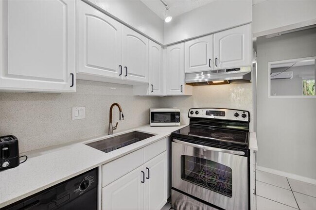 Building Photo - 2624 NE 30th Pl