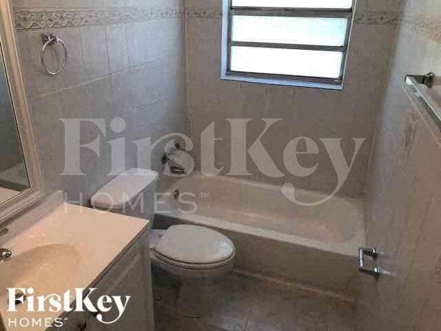 Building Photo - 2840 SW 2nd Ct