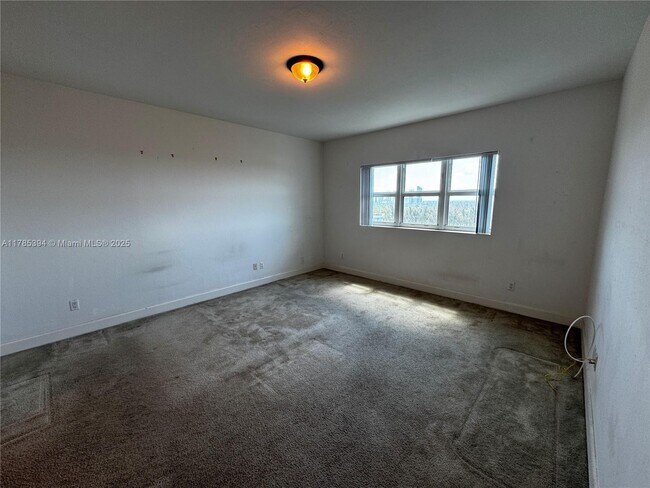 Building Photo - 14951 Royal Oaks Ln