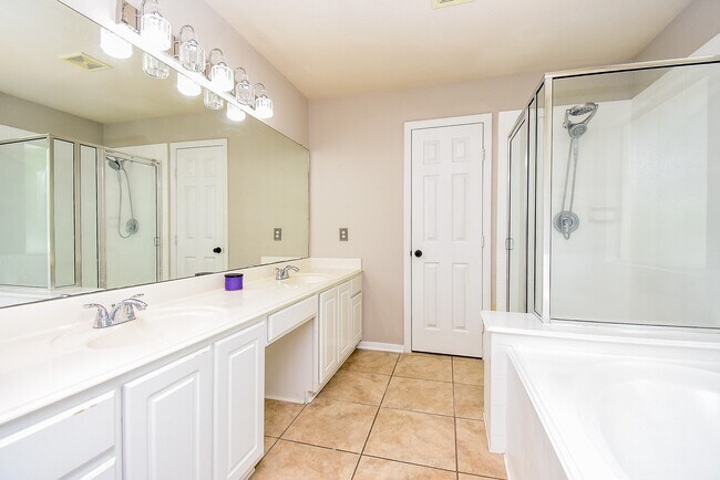 Building Photo - 14615 Cypress Cottage Ct