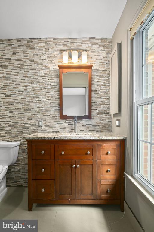 Building Photo - 2514 S Walter Reed Dr