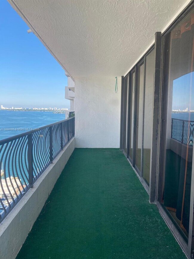 Building Photo - 555 NE 15th St