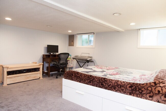 Building Photo - Available 10/11 – West Seattle Gem with Pr...