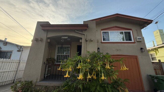 Building Photo - EPIC REA: Charming 2 Bed/ 1 Bath Home in Oakland’s Foothill Neighboorhood