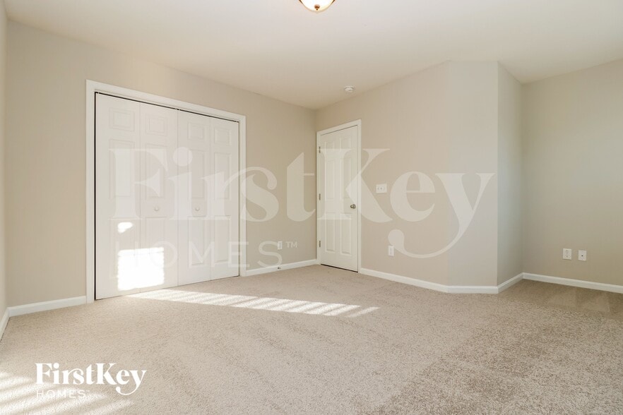 Building Photo - 426 Village Park Dr