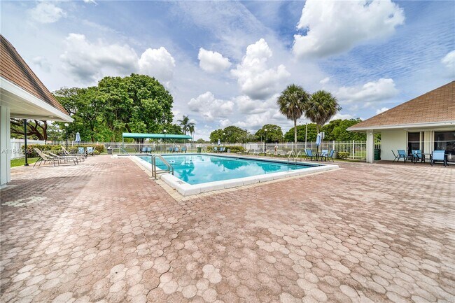 Building Photo - 5400 Lakewood Cir S